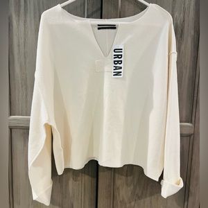 Oversized UO light pullover sweater Ivory w/ wide sleeve Small NWT